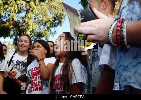 13 avril 2012 - Sydney, NSW, Australie - la bande de garçon Une Direction effectue vivre à Sydney, Australie. Fans à l'extérieur de la salle de concert pour attendre la bande de départ. (Crédit Image : © Massey/ZUMAPRESS.com) Marianna Banque D'Images