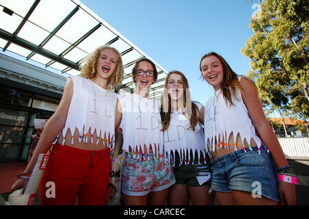 13 avril 2012 - Sydney, NSW, Australie - la bande de garçon Une Direction effectue vivre à Sydney, Australie. Fans à l'extérieur de la salle de concert pour attendre la bande de départ. (Crédit Image : © Massey/ZUMAPRESS.com) Marianna Banque D'Images