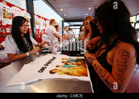 13 avril 2012 - Sydney, NSW, Australie - la bande de garçon Une Direction effectue vivre à Sydney, Australie. Fans à l'extérieur de la salle de concert pour attendre la bande de départ. (Crédit Image : © Massey/ZUMAPRESS.com) Marianna Banque D'Images