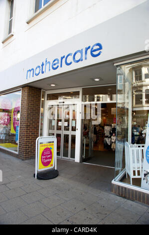 Dans la boutique du détaillant Mothercare high street Worthing West Sussex (l'un des nombreux distributeurs maintenant fermé sur la rue) Banque D'Images