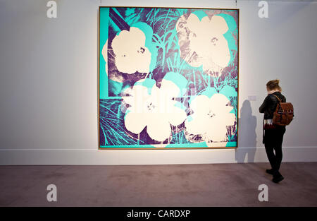 13.04.2012 Photo montre Andy Warhol Du Ten-Foot fleurs sur l'affichage public à Sotheby's Impressionist, Modern and Contemporary Art, Londres, Royaume-Uni. Il est estimé à £5.63m - 7,5 M€ d'avance sur sa vente à New York le 2 mai 2012. Banque D'Images