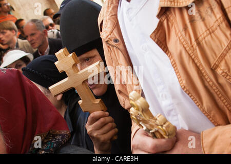 Des milliers de chrétiens orthodoxes de l'est prendre part à crucessions le long de la Via Dolorosa, retraçant les dernières étapes de Jésus, le Vendredi Saint et Grand, précédant Pâques. Climax en approche sur les émotions l'église du Saint-Sépulcre. Jérusalem, Israël. 13-Apr-2012. Banque D'Images