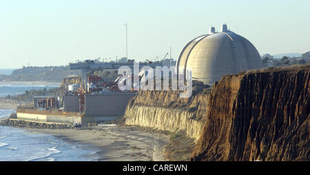 Dec 28, 2003 - San Onofre, Californie, Etats-Unis - les Etats-Unis renforcé la sécurité dans les centrales nucléaires à partir de la Californie à la Pennsylvanie, comme la nation est entré sous une alerte au terrorisme. Plusieurs agents de sécurité et agents de cogénération a été stationné en face de l'usine. Southern California Edison exploite th Banque D'Images