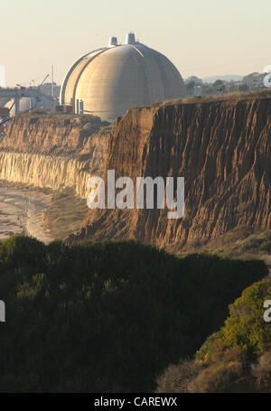 Dec 28, 2003 ; San Onofre, CA, USA ; l'US renforcé la sécurité dans les centrales nucléaires à partir de la Californie à la Pennsylvanie, comme la nation est entré sous une alerte au terrorisme. Plusieurs agents de sécurité et agents de cogénération a été stationné en face de l'usine. Southern California Edison exploite le San Onof Banque D'Images