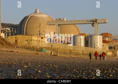 Dec 28, 2003 ; San Onofre, CA, USA ; l'US renforcé la sécurité dans les centrales nucléaires à partir de la Californie à la Pennsylvanie, comme la nation est entré sous une alerte au terrorisme. Plusieurs agents de sécurité et agents de cogénération a été stationné en face de l'usine. Southern California Edison exploite le San Onof Banque D'Images