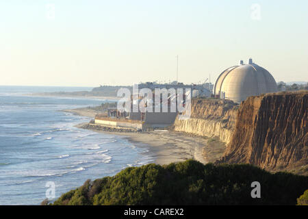 Dec 28, 2003 ; San Onofre, CA, USA ; l'US renforcé la sécurité dans les centrales nucléaires à partir de la Californie à la Pennsylvanie, comme la nation est entré sous une alerte au terrorisme. Plusieurs agents de sécurité et agents de cogénération a été stationné en face de l'usine. Southern California Edison exploite le San Onof Banque D'Images