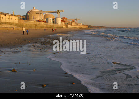 Dec 28, 2003 ; San Onofre, CA, USA ; l'US renforcé la sécurité dans les centrales nucléaires à partir de la Californie à la Pennsylvanie, comme la nation est entré sous une alerte au terrorisme. Plusieurs agents de sécurité et agents de cogénération a été stationné en face de l'usine. Southern California Edison exploite le San Onof Banque D'Images