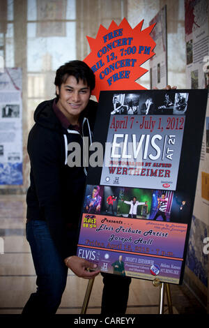 Elvis Tribute artist, Joseph Hall, arrive à l'Eisenhower Presidential Library à Abilene, Kansas, USA pour une performance live. Le musée est l'affichage 'Elvis à 21', une collection de photographies d'Elvis par derrière-le-scènes photographe Alfred Wertheimer. 13 avril 2012 Banque D'Images