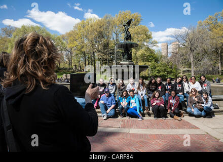 New York, NY - 13 avril 2012 - temps exceptionnellement doux fait Central Park un lieu idéal pour s'amuser et se détendre. Tracy, CA tour group à la Fontaine Bethesda a une photo prise par leur enseignant. Banque D'Images