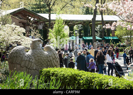 New York, NY - 13 avril 2012 - temps exceptionnellement doux fait Central Park un lieu idéal pour s'amuser et se détendre. Le zoo de Central Park est toujours un point de contact pour les visiteurs de tous âges. Banque D'Images