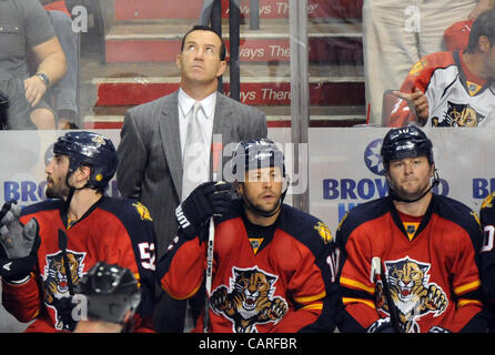 13 avril 2012 - Sunrise, FL - Florida, USA - Etats-Unis - l'entraîneur-chef Kevin Dineen Panthers vérifie le tableau de bord dans la deuxième période. Devils du New Jersey vs Florida Panthers NHL Playoffs Round 1. BankAtlantic Center, de Sunrise, en Floride. 4/13/12. Jim Rassol, Sun Sentinel. (Crédit Image : © Sun-Senti Banque D'Images