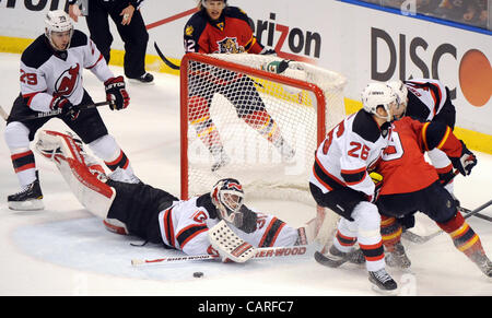 13 avril 2012 - Sunrise, FL - Florida, USA - Etats-Unis - Martin Brodeur des Devils du New Jersey rondelle plongées pour couvrir le contre les Panthers de la Floride. Devils du New Jersey vs Florida Panthers NHL Playoffs Round 1. BankAtlantic Center, de Sunrise, en Floride. 4/13/12. Jim Rassol, Sun Sentinel. (Crédit I Banque D'Images