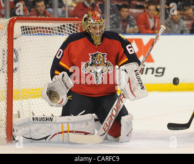 13 avril 2012 - Sunrise, FL - Florida, USA - Etats-Unis - pour cut-out. Jose Theodore permet une sauvegarde dans la première période. Devils du New Jersey vs Florida Panthers NHL Playoffs Round 1. BankAtlantic Center, de Sunrise, en Floride. 4/13/12. Jim Rassol, Sun Sentinel. (Crédit Image : © Sun-Sentinel/ZUMAPRESS.co Banque D'Images