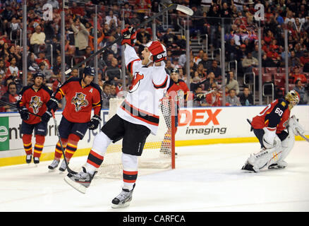 13 avril 2012 - Sunrise, FL - Florida, USA - Etats-Unis - David Clarkson des Devils du New Jersey 2-0 célèbre un plomb dans la première période contre les Panthers de la Floride. Devils du New Jersey vs Florida Panthers NHL Playoffs Round 1. BankAtlantic Center, de Sunrise, en Floride. 4/13/12. Jim Rassol, bien S Banque D'Images