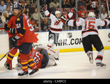 13 avril 2012 - Sunrise, FL - Florida, USA - Etats-Unis - les Devils du New Jersey 1-0 célébrer une avance sur les Panthères dans la première période. Devils du New Jersey vs Florida Panthers NHL Playoffs Round 1. BankAtlantic Center, de Sunrise, en Floride. 4/13/12. Jim Rassol, Sun Sentinel. (Crédit Image : © Sun- Banque D'Images