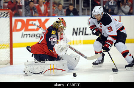 13 avril 2012 - Sunrise, FL - Florida, USA - Etats-Unis - Jose Theodore gardien efface le palet loin que Zach Parise des diables se déplace dans la pièce. Devils du New Jersey vs Florida Panthers NHL Playoffs Round 1. BankAtlantic Center, de Sunrise, en Floride. 4/13/12. Jim Rassol, Sun Sentinel. (Crédit Im Banque D'Images