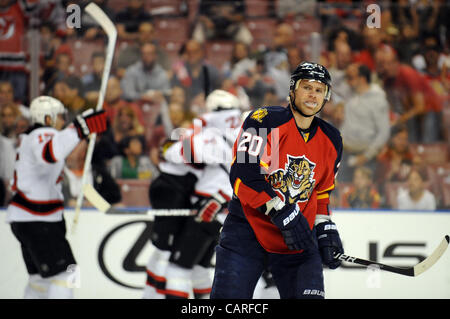 13 avril 2012 - Sunrise, FL - Florida, USA - Etats-Unis - Sean Bergenheim les Panthers de patins sur la glace comme les Devils du New Jersey célébrer une avance dans la première période. Devils du New Jersey vs Florida Panthers NHL Playoffs Round 1. BankAtlantic Center, de Sunrise, en Floride. 4/13/12. Jim Rassol, Banque D'Images