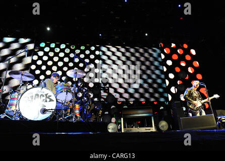 13 avril 2012 - Indio, California, USA - guitariste DAN AUERBACH et le batteur PATRICK CARNEY du groupe The Black Keys il se produit dans le cadre de la Coachella 2012 Music & Arts Festival qui aura lieu à l'Empire Polo Field. Les trois jours du festival permettra d'attirer des milliers de fans pour voir une variétés Banque D'Images