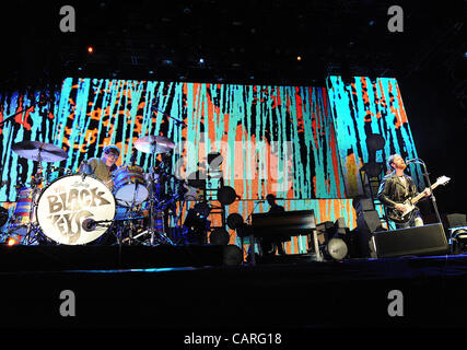 13 avril 2012 - Indio, California, USA - guitariste DAN AUERBACH et le batteur PATRICK CARNEY du groupe The Black Keys il se produit dans le cadre de la Coachella 2012 Music & Arts Festival qui aura lieu à l'Empire Polo Field. Les trois jours du festival permettra d'attirer des milliers de fans pour voir une variétés Banque D'Images