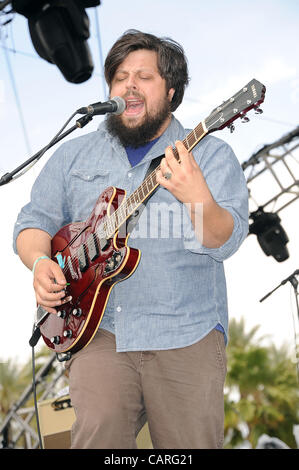 13 avril 2012 - Indio, California, USA - guitariste / chanteur MAXWELL TOUSSEAU de la bande le Cher Hunter il se produit dans le cadre de la Coachella 2012 Music & Arts Festival qui aura lieu à l'Empire Polo Field. Les trois jours du festival permettra d'attirer des milliers de fans pour voir une variété de l'artiste o Banque D'Images