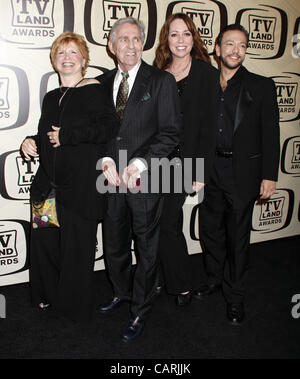 14 avril 2012 - New York, New York, États-Unis - le casting de ''Un jour à l'heure'' - Bonnie Franklin, Pat Harrington, Mackenzie Phillips et Glenn Scarpelli arrivent pour le 2012 TV Land Awards à l'armurerie de Lexington Avenue à New York le 14 avril 2012.(Image Crédit : Â© Sharon Neetles/Globe Photos/ZUMAPRE Banque D'Images