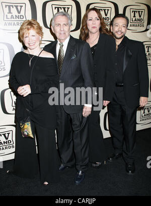 14 avril 2012 - New York, New York, États-Unis - le casting de ''Un jour à l'heure'' - Bonnie Franklin, Pat Harrington, Mackenzie Phillips et Glenn Scarpelli arrivent pour le 2012 TV Land Awards à l'armurerie de Lexington Avenue à New York le 14 avril 2012.(Image Crédit : Â© Sharon Neetles/Globe Photos/ZUMAPRE Banque D'Images