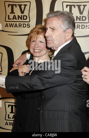 14 avril 2012 - New York, New York, États-Unis - le casting de ''Un jour à l'heure'' - Bonnie Franklin, Pat Harrington andMackenzie Phillips arrivent pour le 2012 TV Land Awards à l'armurerie de Lexington Avenue à New York le 14 avril 2012.(Image Crédit : Â© Sharon Neetles/Globe Photos/ZUMAPRESS.com) Banque D'Images