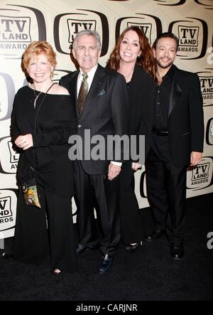 'Un jour à la fois' Cast, Bonnie Franklin, Pat Harrington, Mackenzie Phillips, Glenn Scarpelli aux arrivées pour TV Land Awards 10e anniversaire, Lexington Armory, New York, NY Le 14 avril 2012. Photo par : F. Burton Patrick/Everett Collection Banque D'Images