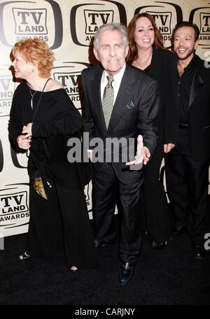 'Un jour à la fois' Cast, Bonnie Franklin, Pat Harrington, Mackenzie Phillips, Glenn Scarpelli aux arrivées pour TV Land Awards 10e anniversaire, Lexington Armory, New York, NY Le 14 avril 2012. Photo par : F. Burton Patrick/Everett Collection Banque D'Images