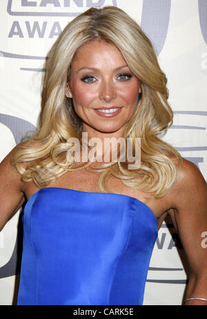 14 avril 2012 - New York, New York, États-Unis - KELLY RIPA arrive pour la 2012 TV Land Awards à l'armurerie de Lexington Avenue. (Crédit Image : © Sharon Neetles/Globe Photos/ZUMAPRESS.com) Banque D'Images