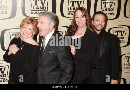 14 avril 2012 - New York, New York, États-Unis - Acteurs (L-R) BONNIE FRANKLIN, PAT HARRINGTON JR., MACKENZIE PHILLIPS et GLENN SCARPELLI assister à la "TV Land Awards' 10e anniversaire événement tenu à l'armurerie de Lexington Avenue. (Crédit Image : © Kaszerman ZUMAPRESS.com)/Nancy Banque D'Images