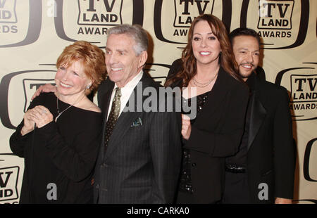 14 avril 2012 - New York, New York, États-Unis - Acteurs (L-R) BONNIE FRANKLIN, PAT HARRINGTON JR., MACKENZIE PHILLIPS et GLENN SCARPELLI assister à la "TV Land Awards' 10e anniversaire événement tenu à l'armurerie de Lexington Avenue. (Crédit Image : © Kaszerman ZUMAPRESS.com)/Nancy Banque D'Images