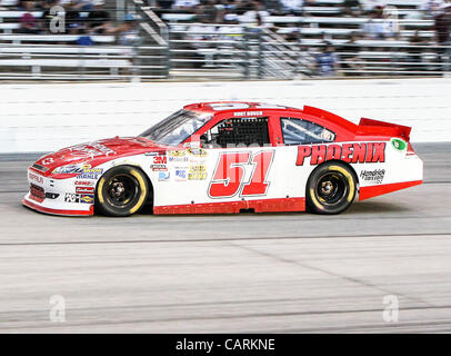 14 avril 2012 - Fort Worth, Texas, États-Unis d'Amérique - Sprint Cup Series driver Kurt Busch (51) en action au cours de la NASCAR Sprint Cup Series de Samsung Mobile 500 Course à Texas Motor Speedway à Fort Worth, au Texas. Le pilote de la série Sprint Cup Greg Biffle (16) remporte la course de Samsung Mobile 500. (Cred Banque D'Images