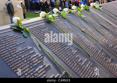 Belfast, Royaume-Uni. 15/04/2012 - noms de toutes les victimes à l'occasion du centenaire du naufrage du Titanic, et ouverture de la Memorial Garden à Belfast City Hall. Banque D'Images