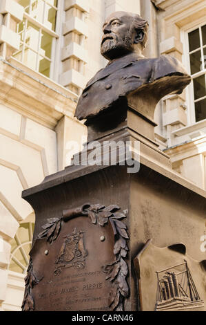 Belfast, Royaume-Uni. 15/04/2012 - buste commémoratif de Lord Pirrie, président de Harland and Wolff entre 1895 et 1924 à l'ouverture récente du Titanic Memorial Garden à Belfast City Hall. Banque D'Images