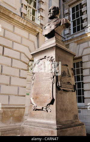 Belfast, Royaume-Uni. 15/04/2012 - buste commémoratif de Lord Pirrie, président de Harland and Wolff entre 1895 et 1924 à l'ouverture récente du Titanic Memorial Garden à Belfast City Hall. Banque D'Images