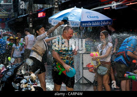 Les gens prennent part à la fête de l'eau sur Soi Cowboy près de Sukhumvit Road, Bangkok, Thaïlande le dimanche 15 avril 2012. Bangkok est la célébration du Nouvel An Thaï avec le traditionnel Songkran festival de l'eau. Ligne de crédit : Kraig Lieb / Alamy Live News. Banque D'Images