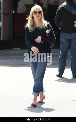REESE WITHERSPOON Reese Witherspoon SIGHTING LOS ANGELES CALIFORNIA USA 15 avril 2012 Banque D'Images