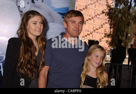 15 avril 2012 - Hollywood, Californie, États-Unis - Rick Schroder et cassettes Dtrs. assister à la première de ''Pour l'Artic''.au California Science Center à Los Angeles,Ca sur.Avril 15,2012.. 2012 (Crédit Image : Â© Phil Roach/Photos/ZUMAPRESS.com) Globe Banque D'Images