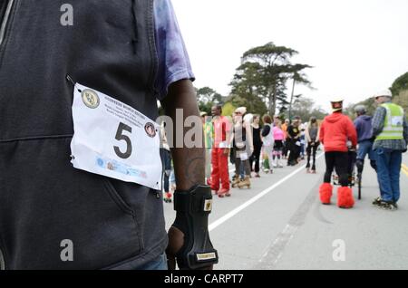 San Francisco, CA., USA, 15 avril 2012 : les participants dans le Golden Gate Park aujourd'hui se préparer à des tentatives de record du monde Guinness la chaîne la plus longue du monde de patins à roulettes, et le patinage artistique la plus longue du monde Serpentine. La tentative est organisée par l'Association de plein air Rollersports Californie Banque D'Images