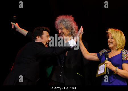 Londres, Covent Garden, le 15 avril 2012. (Centre) Brian May (guitariste du groupe de rock, Queen) et (à droite) Elaine Paige (chanteuse et actrice) présenter le BBC Radio 2 Olivier Prix du public aux gagnants, la comédie musicale Les Misérables. (À GAUCHE) Michael Ball (chanteur et comédien) s'associe à l'applaudissement. Banque D'Images