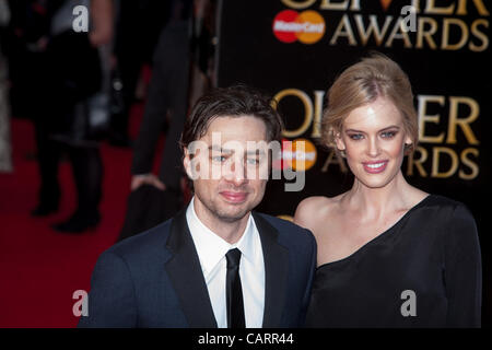 London, UK, 15/04/2012. Acteur, Zach avec Britney Spears fashion model, Taylor Bagley, arrive au Laurence Olivier Awards 2012 Banque D'Images