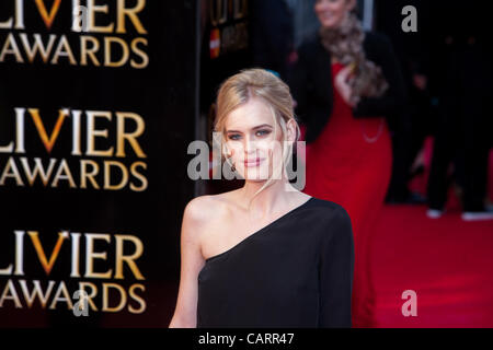 London, UK, 15/04/2012. fashion model, Taylor Bagley, arrive au Laurence Olivier Awards 2012 Banque D'Images