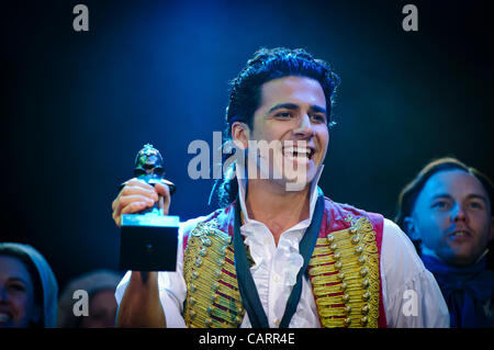 Londres, Covent Garden, le 15 avril 2012. À l'Olivier Awards 2012, après réception de la BBC Radio 2 Olivier Audience Award, Liam Tamne (Enjolras) de la distribution de la comédie musicale Les Misérables. Photographie : Stephen Chung Banque D'Images