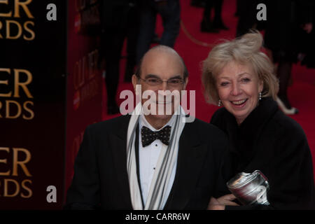 London, UK, 15/04/2012. Actrice, David Suchet avec son épouse Sheila Ferris, une ancienne actrice, arrive au Laurence Olivier Awards 2012 Banque D'Images