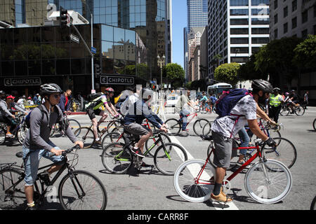 Le 15 avril 2012. Les routes de Los Angeles, USA sont temporairement fermées à la circulation motorisée pour CicLAvia. Piétons, cyclistes et roulettes faire usage de 10 miles de routes sans voiture dans toute la ville. L'événement vise à relier les communautés et leur donner une chance de stressant, trafic polluantes Banque D'Images