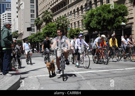 LOS ANGELES, CALIFORNIE, USA - 15 AVRIL 2012 - Les routes de Los Angeles sont temporairement fermées à la circulation motorisée pour CicLAvia, le 15 avril 2012. Piétons, cyclistes et roulettes faire usage de 10 miles de routes sans voiture dans toute la ville. Banque D'Images