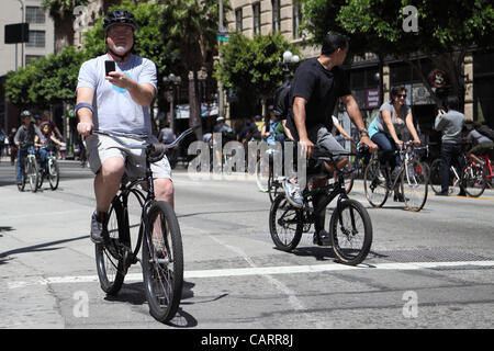 LOS ANGELES, CALIFORNIE, USA - 15 AVRIL 2012 - Les routes de Los Angeles sont temporairement fermées à la circulation motorisée pour CicLAvia, le 15 avril 2012. Piétons, cyclistes et roulettes faire usage de 10 miles de routes sans voiture dans toute la ville. Banque D'Images