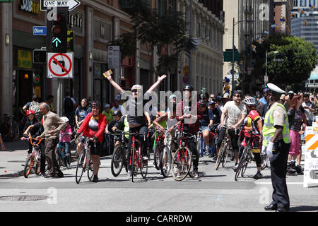 Le 15 avril 2012. Les routes de Los Angeles, USA sont temporairement fermées à la circulation motorisée pour CicLAvia. Piétons, cyclistes et roulettes faire usage de 10 miles de routes sans voiture dans toute la ville. L'événement vise à relier les communautés et leur donner une chance de stressant, trafic polluantes Banque D'Images