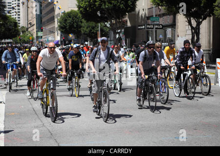 LOS ANGELES, CALIFORNIE, USA - 15 AVRIL 2012 - Les routes de Los Angeles sont temporairement fermées à la circulation motorisée pour CicLAvia, le 15 avril 2012. Piétons, cyclistes et roulettes faire usage de 10 miles de routes sans voiture dans toute la ville. Banque D'Images